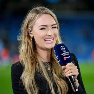 Laura woods spooted by Arsenal fans