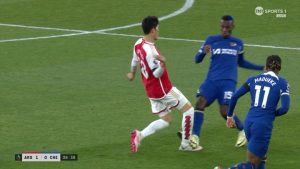 WHAT JUST HAPPENED? Ferdinand Shocked Nicolas Jackson Escapes Red! 1 Chelsea's Nicolas Jackson fouls Arsenal's Takehiro Tomiyasu and gets away without a booking during the Premier League match at the Emirates Stadium. Credit: TNT sports