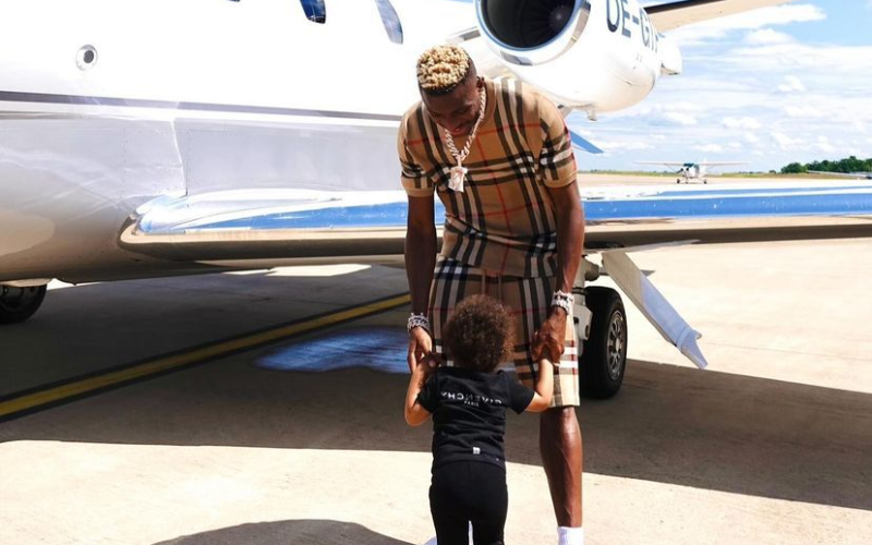 Victor Osimhen and his daughter. Credit: Instagram)