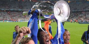 mikel obi with champions league trophy 1140