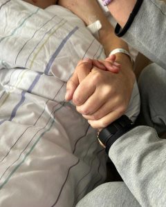hold hand